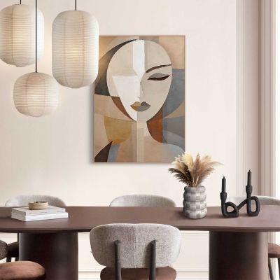 Das Wandbild „Natural Essence“ in Braun, 50 × 70 cm, hängt in einem eingerichteten Wohnraum und zeigt die Größenwirkung an der Wand.
