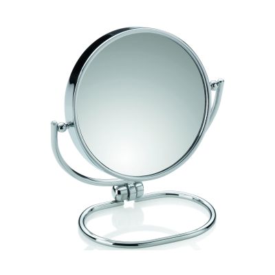Silber glänzend verchromter Standspiegel mit rundem Spiegelkopf und ovalem Standfuß auf weißem Hintergrund