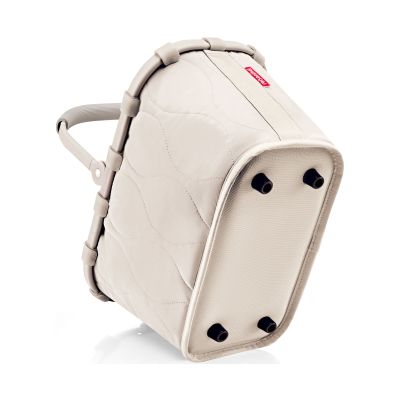 Kleiner Einkaufskorb von Reisenthel, Modell Carrybag XS, in hellem Steinbeige mit Steppstruktur, schräg von unten mit sichtbaren Standfüßen