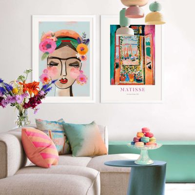 Das Wandbild „Matisse Window“, 50 × 70 cm, ist zusammen mit weiteren Motiven als Bilderwand in einem eingerichteten Raum zu sehen.