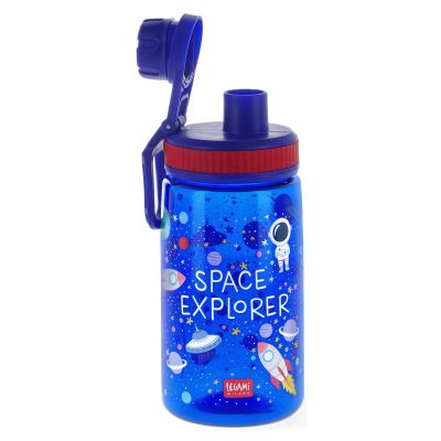 Blaue Kindertrinkflasche mit Weltraummotiv, mit hochgeklapptem Trinkverschluss gezeigt.