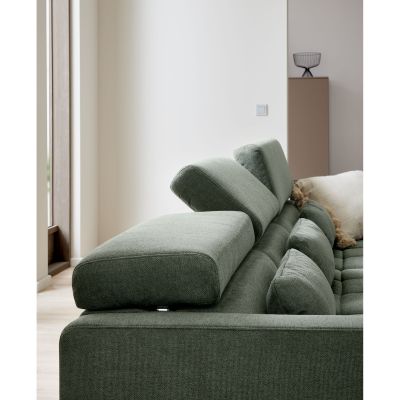Detailaufnahme der verstellbaren Kopfstütze eines grünen Ecksofas Interliving 4303  mit Stoffbezug