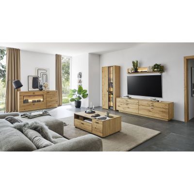 Couchtisch aus geölter Asteiche vor einem grauen Sofa in einem modern eingerichteten Wohnzimmer