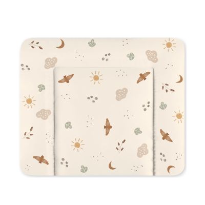 Rechteckige Wickelauflage in Beige mit Vogel-, Sonnen-, Wolken- und Blattmotiven in Naturfarben