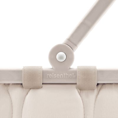 Kleiner Einkaufskorb von Reisenthel, Modell Carrybag XS, in hellem Steinbeige mit Steppstruktur, Nahaufnahme des Gelenks am Tragegriff