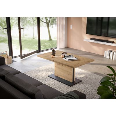Couchtisch mit Eiche-Oberfläche und schwarzer Bodenplatte in modernem Wohnzimmer mit großen Fenstern und gemütlichem Ambiente
