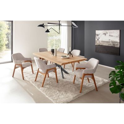 Esstisch mit Holzplatte und X Gestell in einem Esszimmer mit sechs Stühlen und Teppich