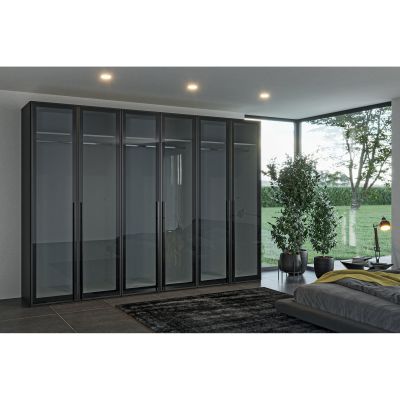 Großer Drehtürenschrank mit Glasfronten in einem modern eingerichteten Schlafzimmer