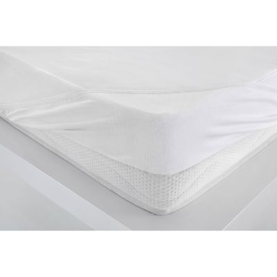 Detailansicht: Familien-Spannbetttuch Max in Weiß an einer abgerundeten Matratzenkante; Passform und Stoffkante sind sichtbar; Größe 140 x 200 cm.
