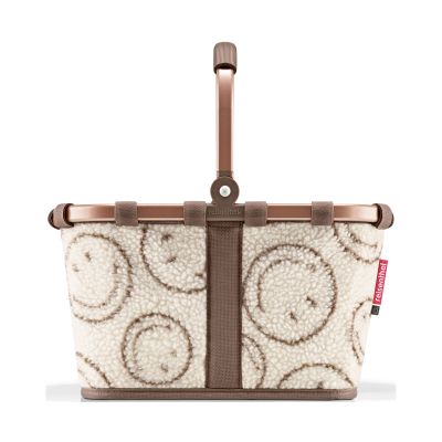 Kleiner Einkaufskorb von Reisenthel, Modell Carrybag XS, in Creme und Braun mit Smiley-Muster aus Teddyfleece, von hinten mit hochgestelltem Tragegriff