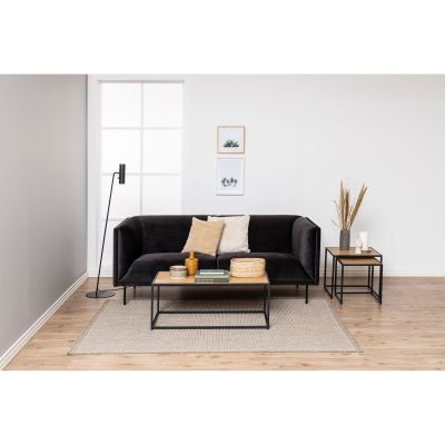 Couchtisch mit Platte in Wildeiche und mattschwarzem Gestell in einem eingerichteten Wohnzimmer, dekoriert mit Dekoartikeln und Büchern