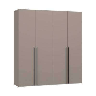 Viertüriger Kleiderschrank mit glatten Fronten und langen Griffleisten in Frontalansicht