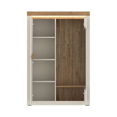 Geöffnete Vitrine mit Einlegeböden, Glaselementen und beleuchtetem Ausstellungsbereich für Dekoration und Wohnaccessoires