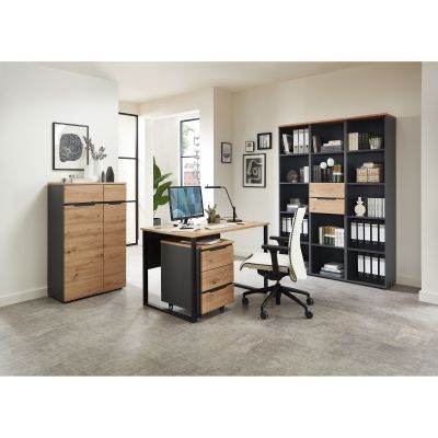 Helles Büro mit Schreibtisch, Bürostuhl und mehreren Stauraummöbeln in dunklem Korpus und Holzoptik-Fronten
