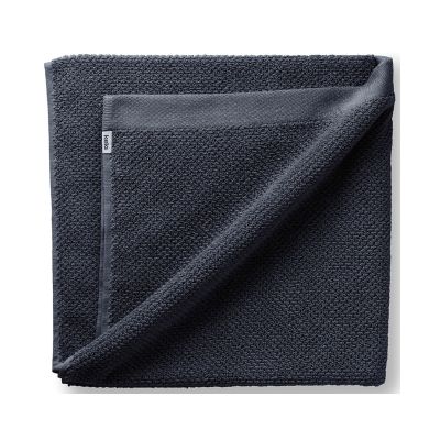 Quadratisch gefaltetes Handtuch in Tiefseeblau mit sichtbarer Bordüre und diagonal umgeschlagener Ecke