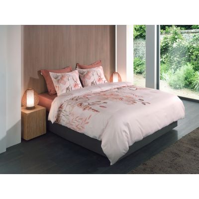 Bettwäsche Pioggia in Natural, 135 x 200 cm: bezogenes Bett in frontaler Schlafzimmerszene mit zarten rosafarbenen und braunen Blättern und Blüten.