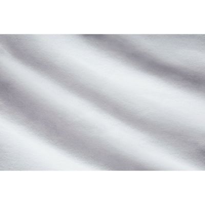 Nahaufnahme des Stoffes der Moltonauflage Luna in Creme mit feiner Oberfläche und sanften Wellen; Größe 90 x 200 cm.