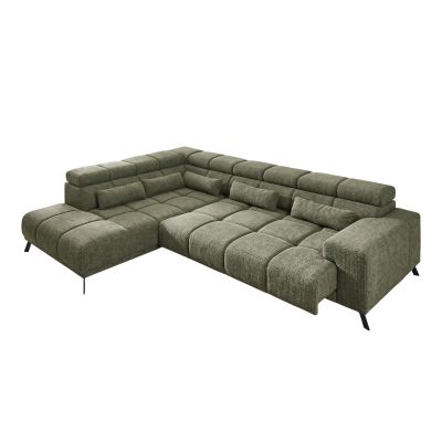 Freigestellte grüne Wohnlandschaft mit Longchair links im Bild, vorgezogenen Sitzflächen, umlaufenden Kopfstützen und schwarzen Metallfüßen