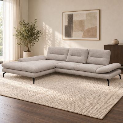 Ecksofa in Beige mit Longchair links und hochgestellten Armlehnen, auf einem hellen Teppich in einem modern eingerichteten Wohnzimmer