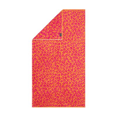 Duschtuch in der Farbe Pink mit Leopardenmuster in kräftigem Pink und Orange und umgeschlagener Ecke; Vorderseite, Rückseite und kleines Textiletikett sind sichtbar.