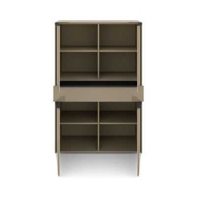 Geöffnetes Highboard in Taupe mit acht sichtbaren Staufächern hinter vier Türen und einer mittig ausgezogenen Schublade.
