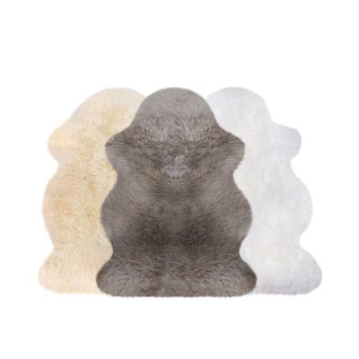 Drei Lammfelle in Beige, Grautaupe und Weiß sind leicht überlappend nebeneinander vor weißem Hintergrund aufgestellt.