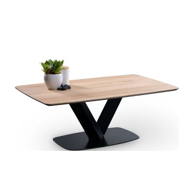 Rechteckiger Tisch mit heller Holzplatte und V-förmigem schwarzen Metallgestell, darauf ein Blumentopf, ein Deko-Behälter und schwarze Steine