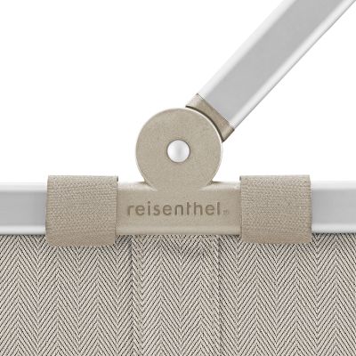 Detailansicht des Reisenthel Einkaufskorbs mit Aluminiumrahmen und Fischgrätmuste