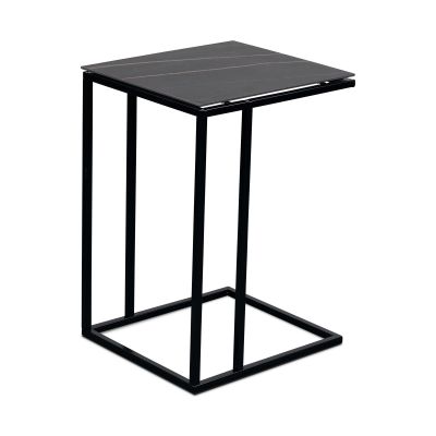 Moderner Beistelltisch mit schwarzem Metallgestell in C-Form und quadratischer Tischplatte mit dunkler Oberfläche vor weißem Hintergrund