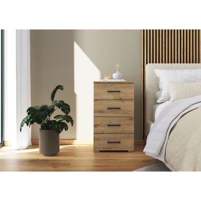 Kommode in Eiche Optik mit vier Schubladen im Schlafzimmer neben Bett und Pflanze in moderner Einrichtung