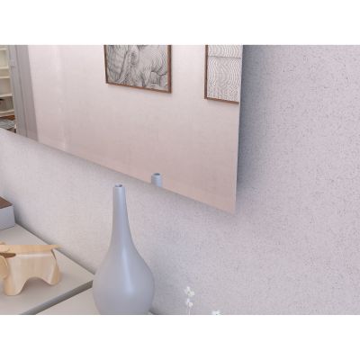 Nahaufnahme eines rechteckigen Wandspiegels an einer hellen Wand mit Dekoration darunter