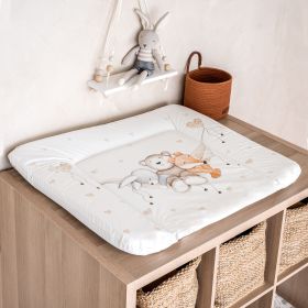 Das Bild zeigt eine Wickelauflage mit Tiermotiv auf einer Holzkommode mit Körben, daneben dekorative Elemente
