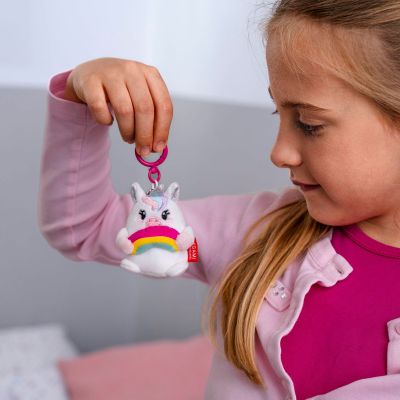 Einhorn-Plüsch-Schlüsselanhänger, von einem Kind am pinken Ring hochgehalten gezeigt.