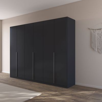 Grau-Metallicer sechstüriger Kleiderschrank in einem hell eingerichteten Schlafzimmer mit Holzfußboden