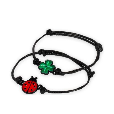 Zwei Armbänder mit Marienkäfer- und Kleeblattanhänger, als Paar in Nahansicht zusammengelegt dargestellt.
