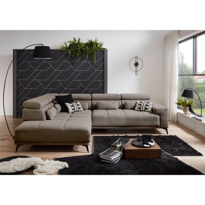 Hellgraues Ecksofa mit Ottomane links, verstellbaren Kopfstützen und Dekokissen in einem modern eingerichteten Wohnzimmer