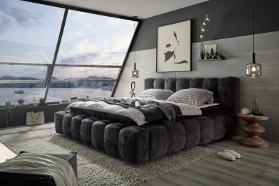 Polsterbett „Cremona 97 Black“ mit Matratze und Kissen in einem eingerichteten Schlafzimmer, dekoriert mit Decke und Wohnaccessoires