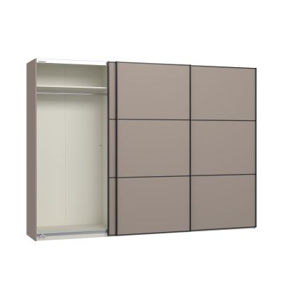 Schwebetürenschrank mit geöffneter linker Schiebetür und sichtbarem Innenraum mit Fachboden und Kleiderstange