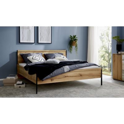 Interliving 1034 Bett in Holzoptik mit schwarzem Metallrahmen in einem modern eingerichteten Schlafzimmer