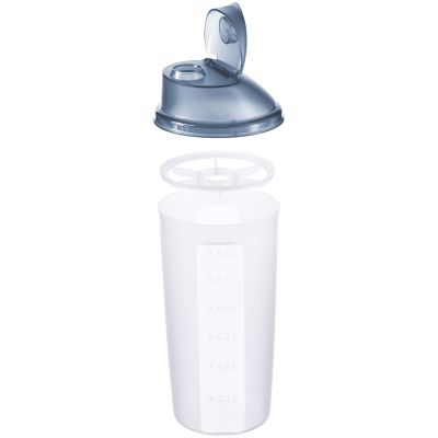 Transparenter Shaker aus Kunststoff mit aufgeklapptem Deckel
