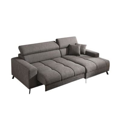Freigestelltes dunkelgraues Ecksofa mit Longchair rechts im Bild, ausgezogenen Sitzflächen, hochgestellten Kopfstützen und zwei Kissen