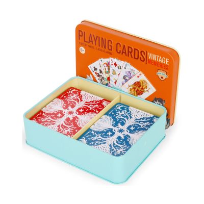 Spielkarten in einer Metalldose, in einer geöffneten türkis-orangefarbenen Metalldose dargestellt.