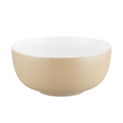 Schale in Beige und Weiß; beige Außenseite, weißer Innenraum und runde Form. Ansicht: schräge Ansicht von vorn.