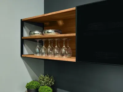 Massivholz-Hängeschränke mit Glaselementen und sichtbaren Gläsern in der Decker Küche Calezzo.