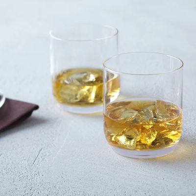 Kaesekuchen Bild1 altTextZwei Whiskygläser mit Eiswürfeln und goldfarbenem Getränk auf hellem Tisch