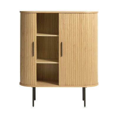 Heller Holzschrank mit offenen Türen und Regalfächern im Inneren