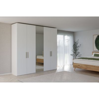 Drehtürenschrank mit weißen Türen und Spiegelfront in einem eingerichteten Schlafzimmer
