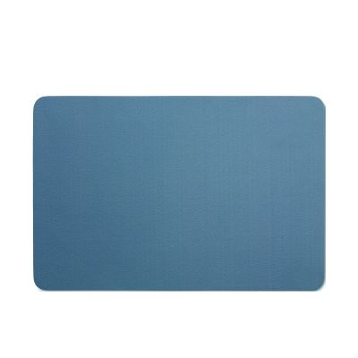 Blaues rechteckiges Tisch Set mit glatter Oberfläche auf weißem Hintergrund