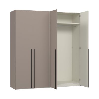 Viertüriger Kleiderschrank mit rechts geöffneter Tür und sichtbarem Innenraum mit Stauraumaufteilung