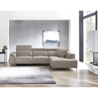 Beiges Ecksofa mit klaren Linien und Recamiere vor Wandnische und großem Fenster in modernem Wohnbereich